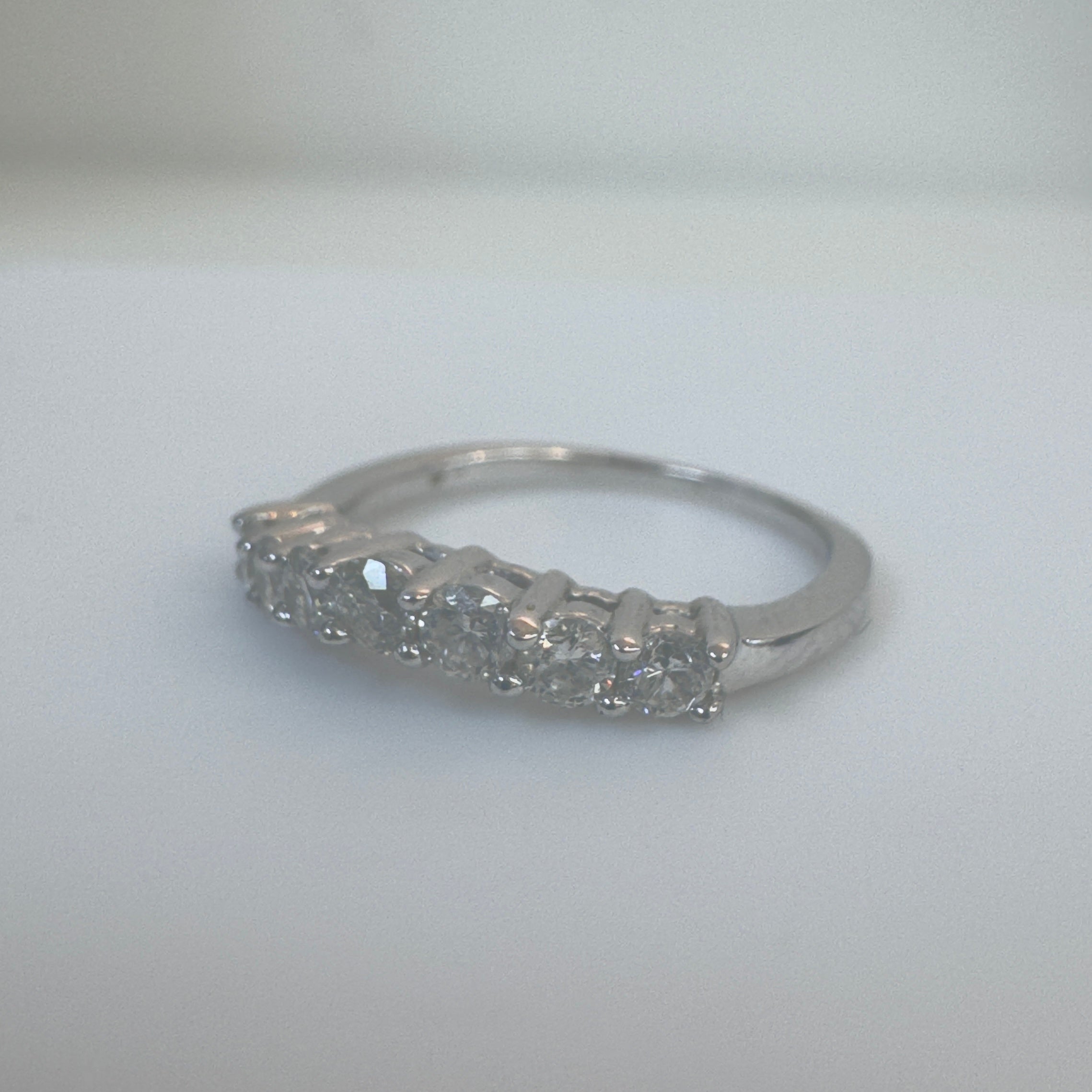 טבעת שורה גלית יהלומים טבעיים 0.35 קראט צבע F ניקיון VS זהב 14K לבן מק"ט 257