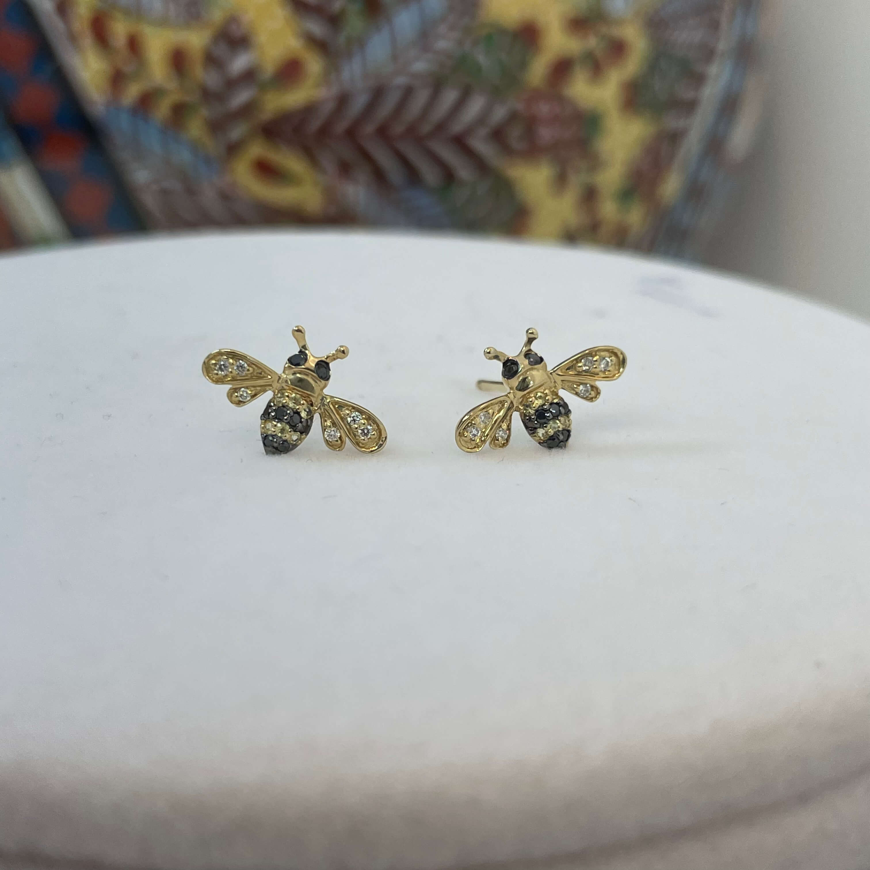 עגילים בצורת דבורות משובצות יהלומים לבנים ושחורים טבעיים 0.14 קראט זהב 14K צהוב (מגיעים עם סוגרים) מק"ט 729