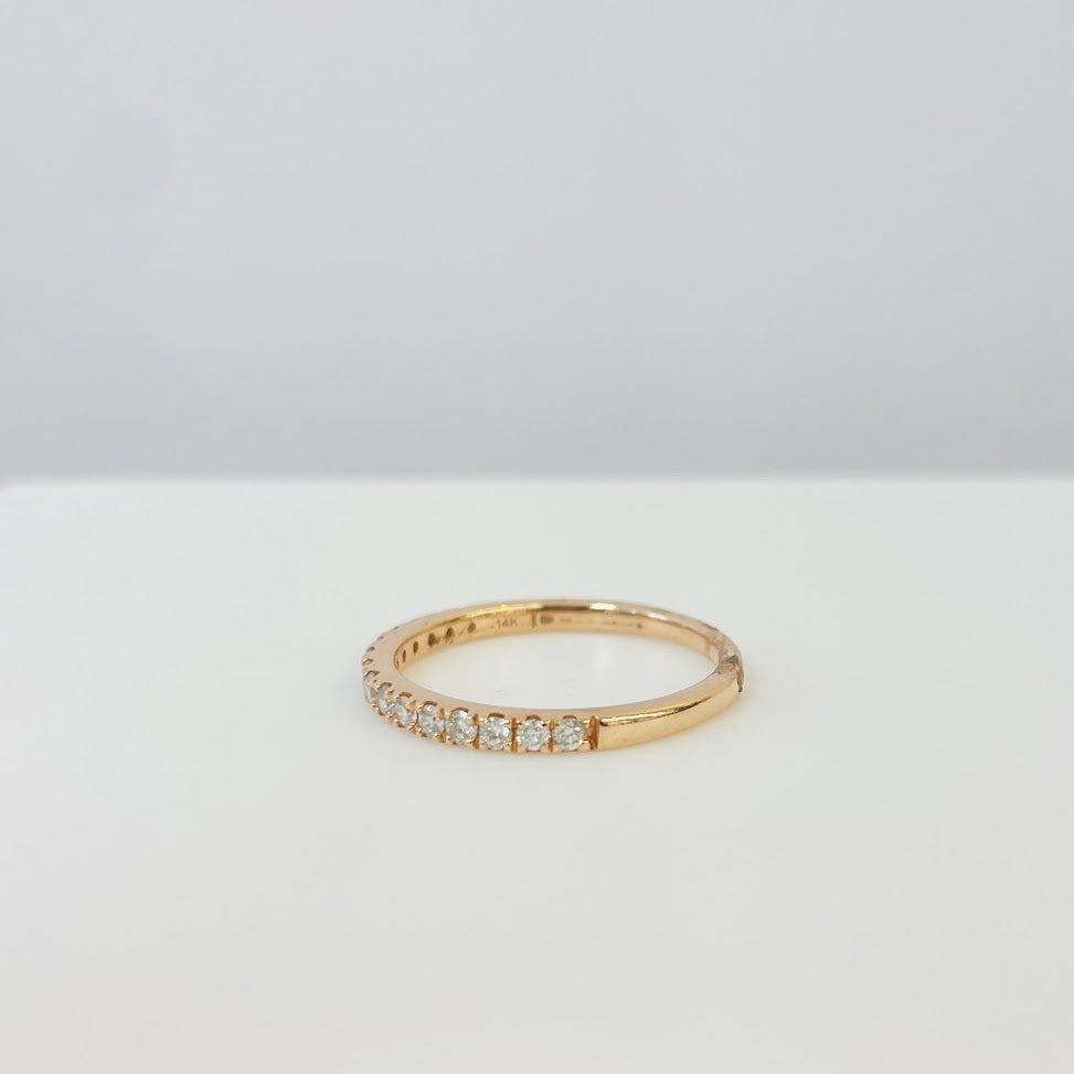 טבעת פס רוז גולד 14K משובצת יהלומים טבעיים 0.25 קראט צבע F נקיון VS מק"ט 293