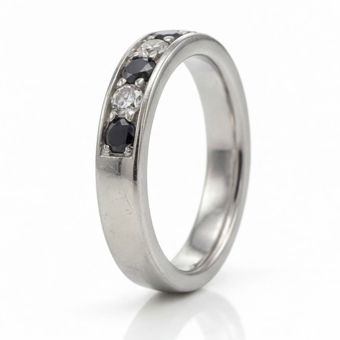 טבעת חצי איטרניטי זהב 14K לבן יהלומים לבנים ושחורים מק״ט 970