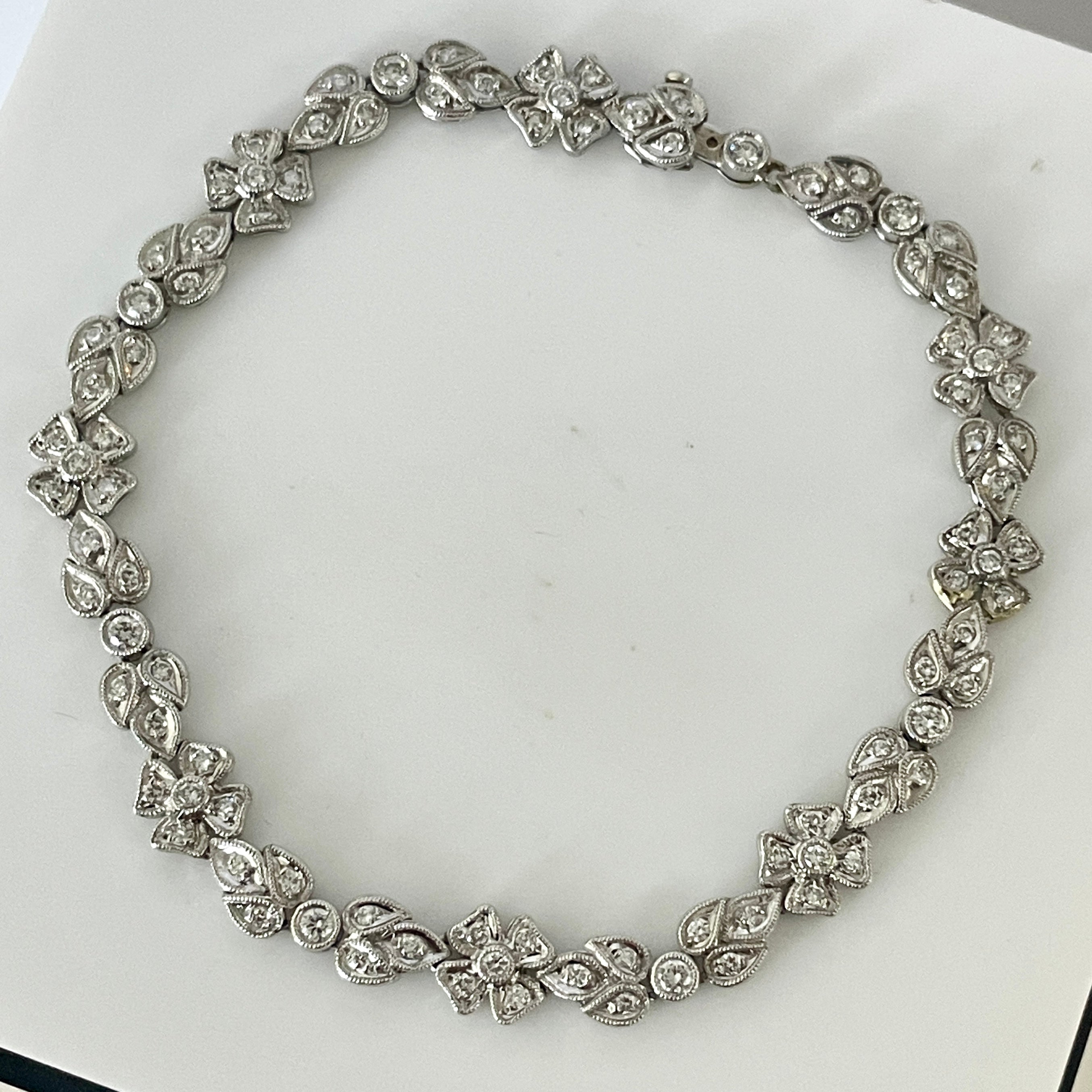 צמיד יהלומים טבעיים 1.55 קראט צבע F ניקיון VS בעיצוב פרחים פלטינה מק"ט 584