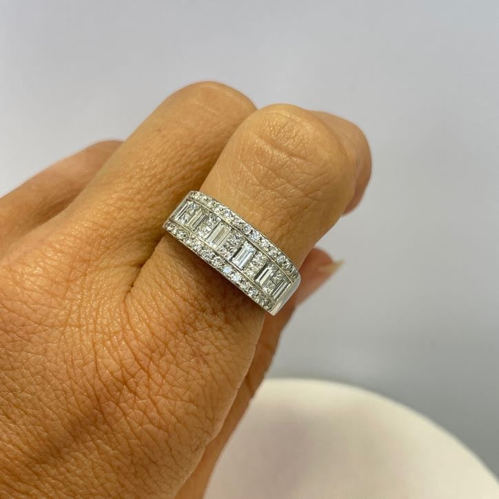 טבעת יהלומי בגטים פרינסס ועגולים טבעיים 1.70 קראט צבע E-F ניקיון VVS-VS זהב לבן 18K מק"ט 593