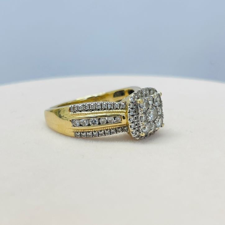 טבעת מרובעת משובצת 1.15 קראט יהלומים עגולים טבעיים צבע F ניקיון VS זהב 14K צהוב מק״ט 556