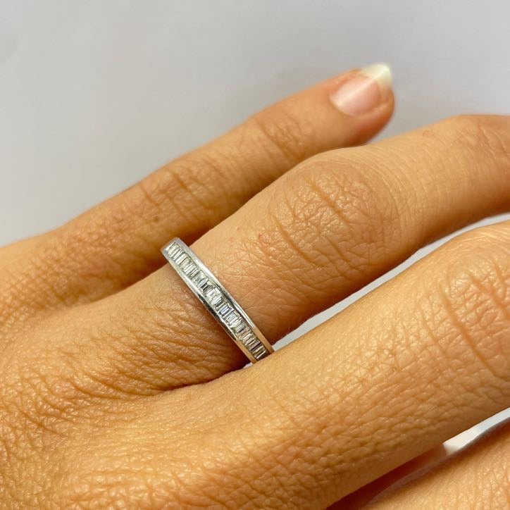 טבעת שורת יהלומי בגטים טבעיים 0.22 קראט צבע F ניקיון VS זהב 14K לבן מק״ט 578