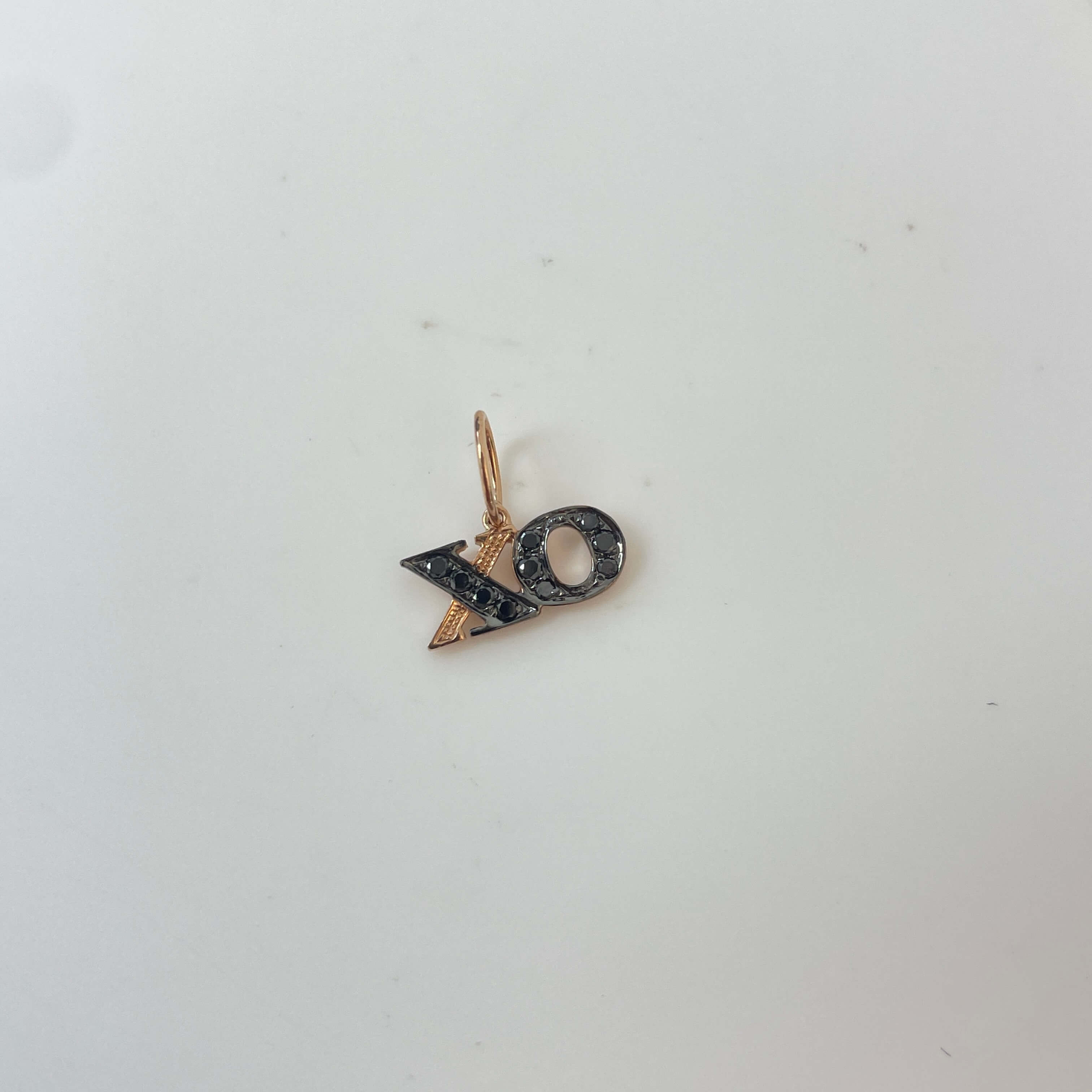 תליון "XO" יהלומים שחורים טבעיים 0.10 קראט זהב 14K רוז גולד מק״ט 663