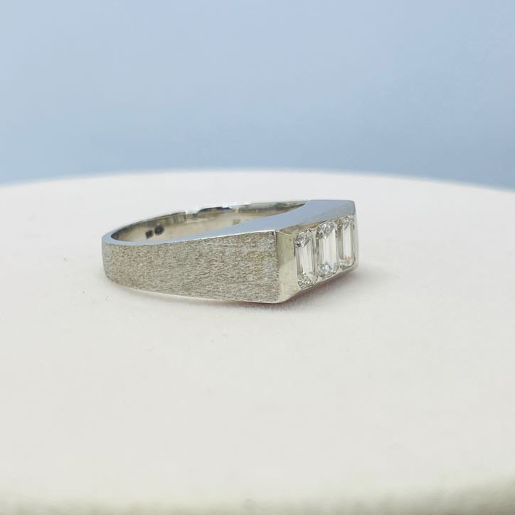 טבעת 3 יהלומים טבעיים חיתוך אמרלד 1.20 קראט צבע E ניקיון VS זהב 14K לבן מק״ט 565