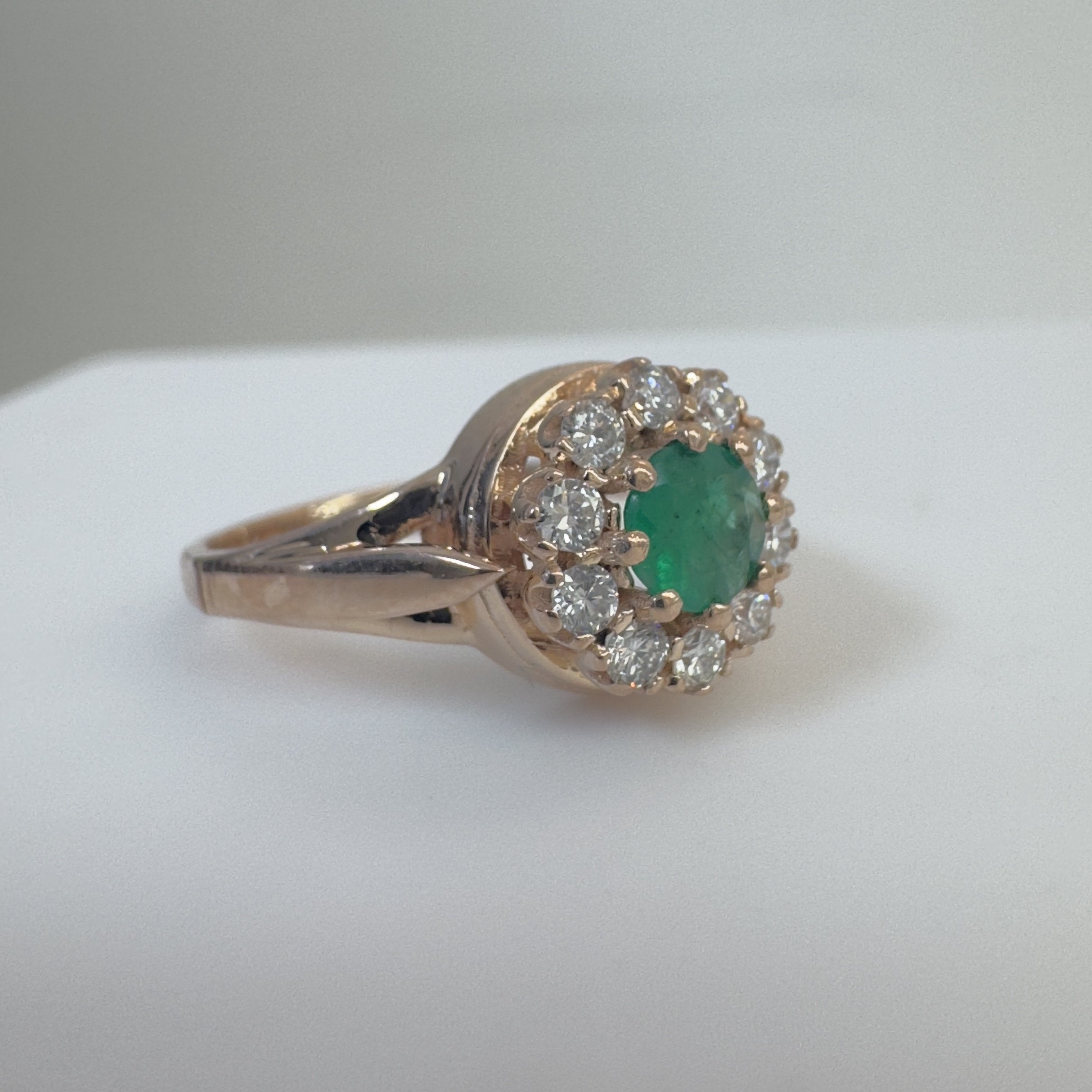 טבעת אמרלד טבעית 0.50 קראט עם שיבוץ יהלומים טבעיים היילו 0.22 קראט צבע F ניקיון VS זהב 14K רוז גולד מק״ט 2079