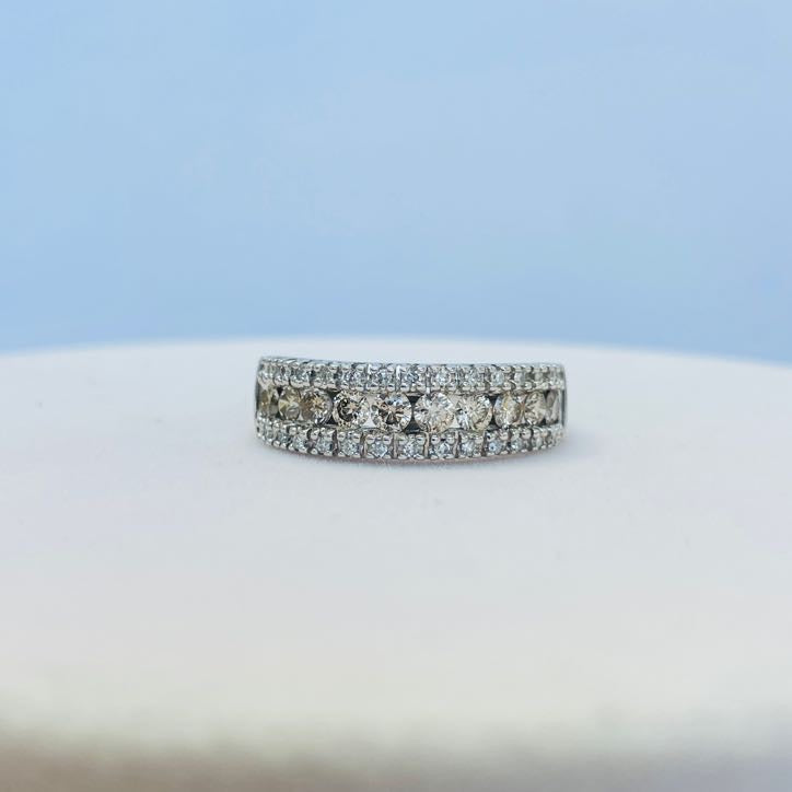 טבעת יהלומים 1.00 קראט חומים ולבנים צבע F ניקיון VS בשיבוץ תעלה זהב 14K לבן מק״ט 564