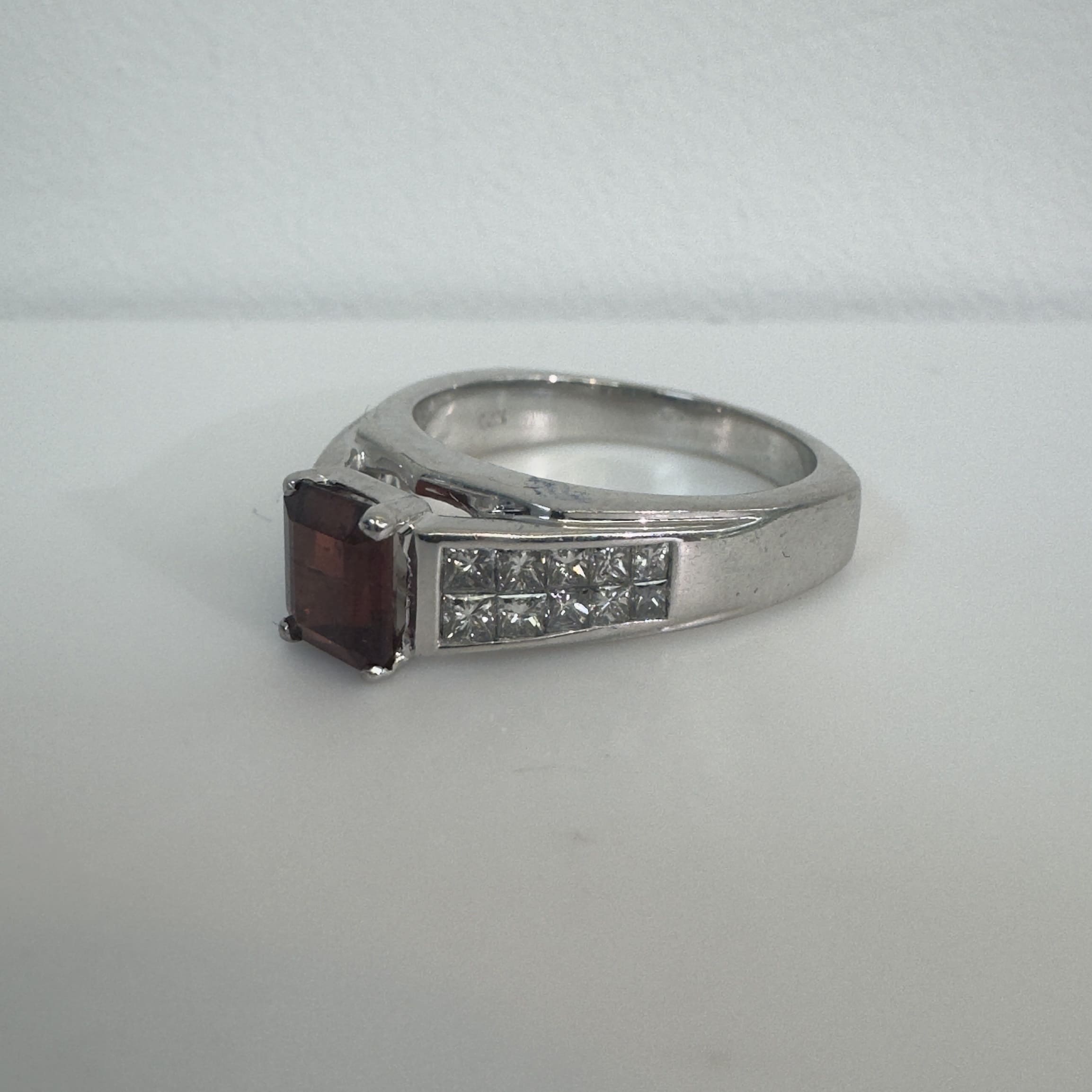 טבעת זהב לבן 14K משובצת אבן רובילייט טבעית מרכזית 1.00 קראט ויהלומים טבעיים צדדיים 0.60 נקיון VS צבע F מק״ט 47