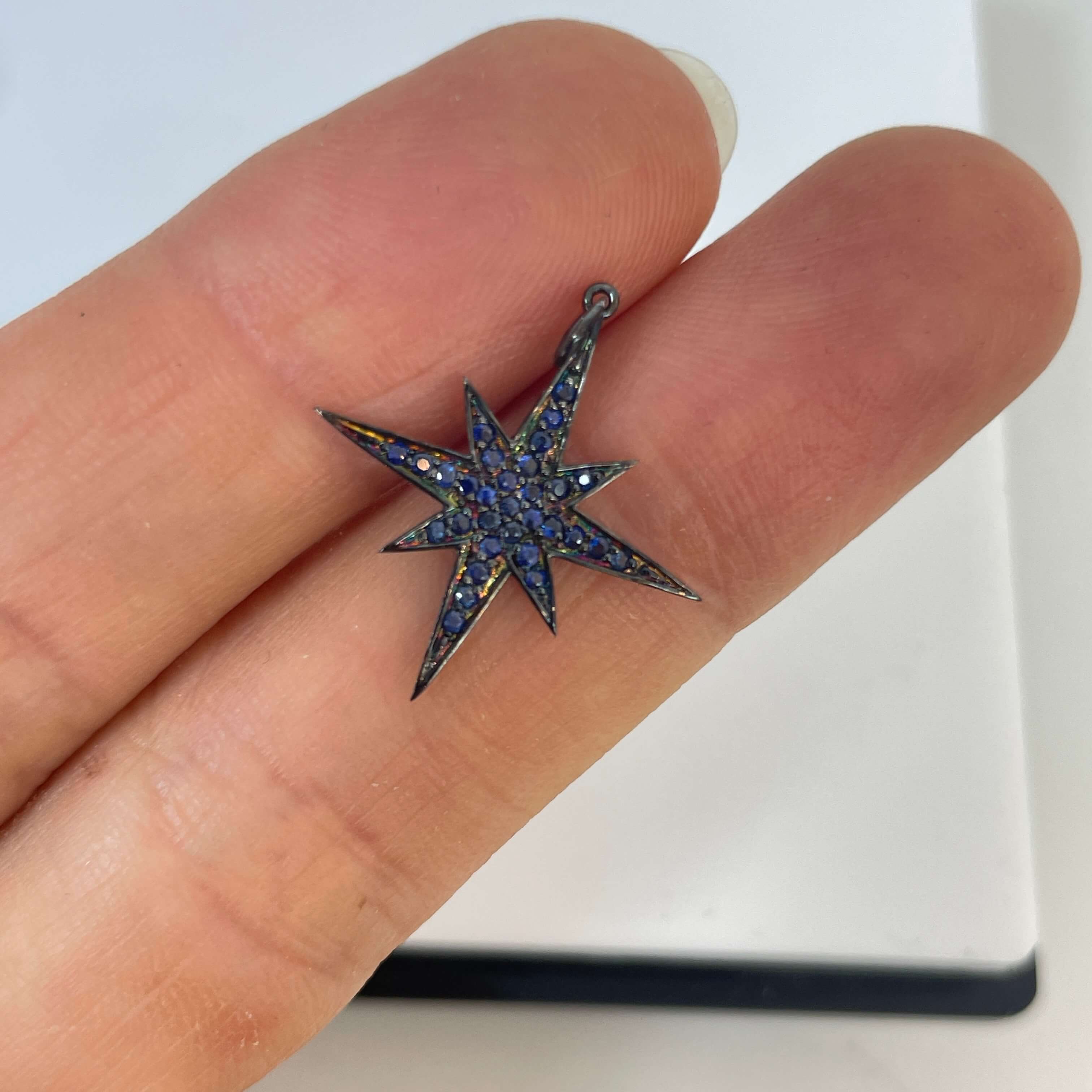 תליון בצורת כוכב משובץ 0.19 קראט ספירים כחולות זהב 14K ברודיום שחור מק״ט 691