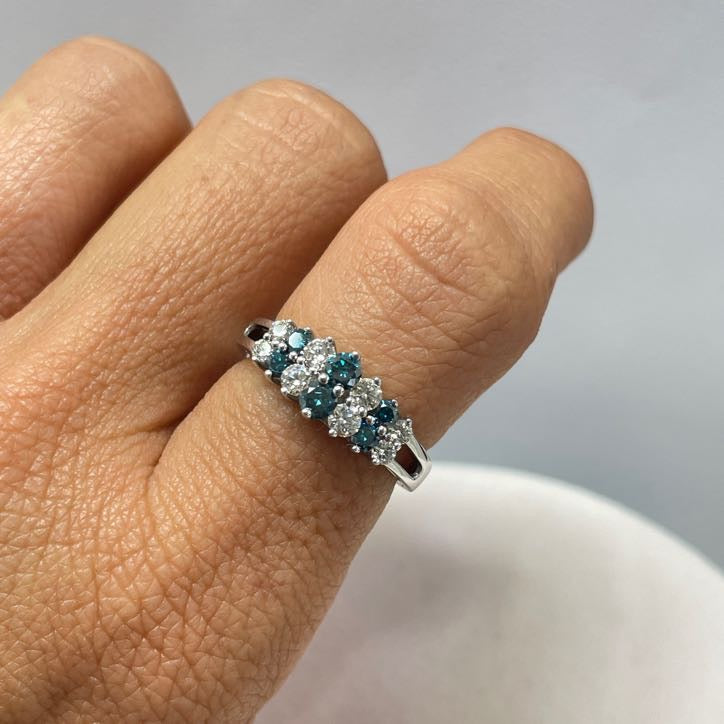 טבעת יהלומים טבעיים לבנים צבע F וכחולים 0.70 קראט ניקיון VS זהב 14K לבן מק״ט 591