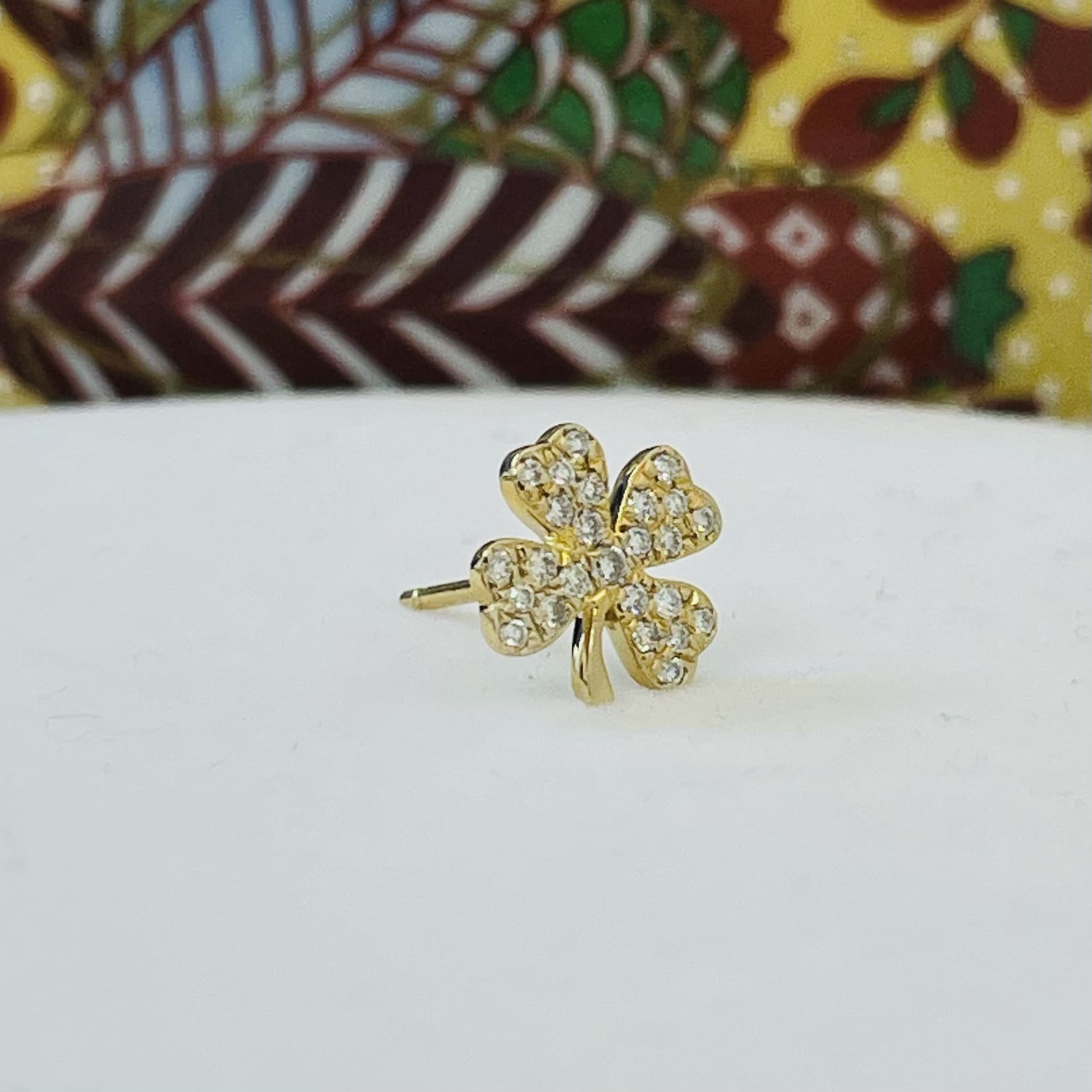 עגיל בודד בצורת תלתן משובץ יהלומים טבעיים 0.12 קראט 14K צהוב (מגיע עם סוגר) מק"ט 744