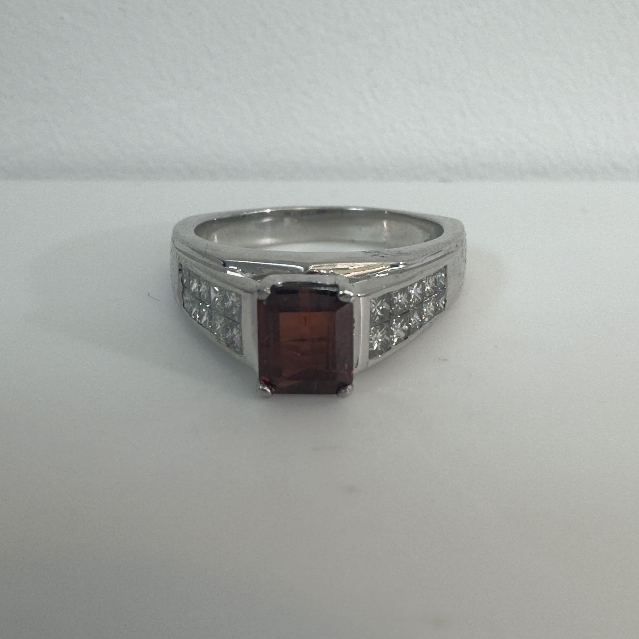 טבעת זהב לבן 14K משובצת אבן רובילייט טבעית מרכזית 1.00 קראט ויהלומים טבעיים צדדיים 0.60 נקיון VS צבע F מק״ט 47