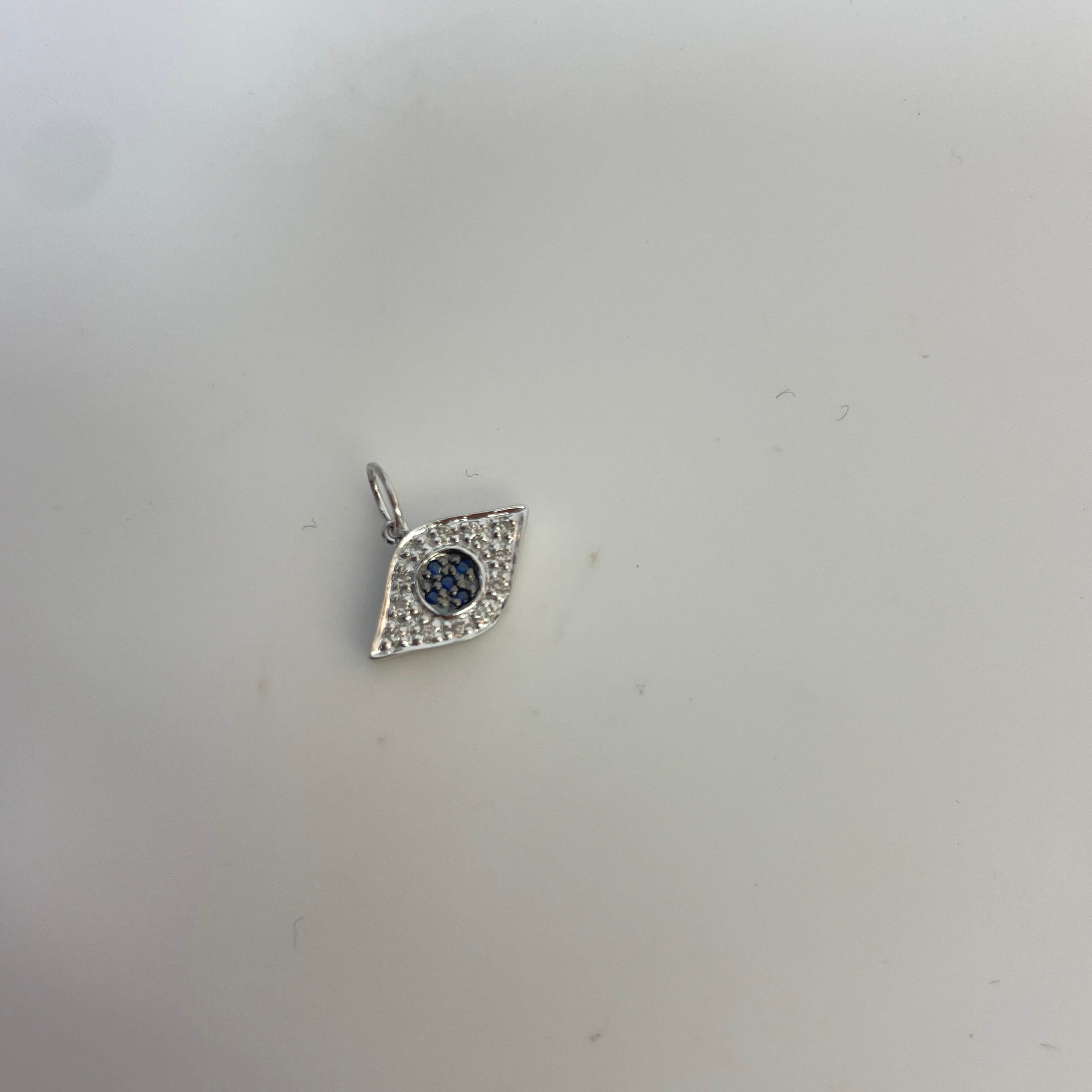 תליון יהלומים ואבני חן ספיר טבעיים בצורת עין 0.08 קראט יהלומים לבנים צבע F ניקיון VS-SI זהב 14K לבן מק״ט 679