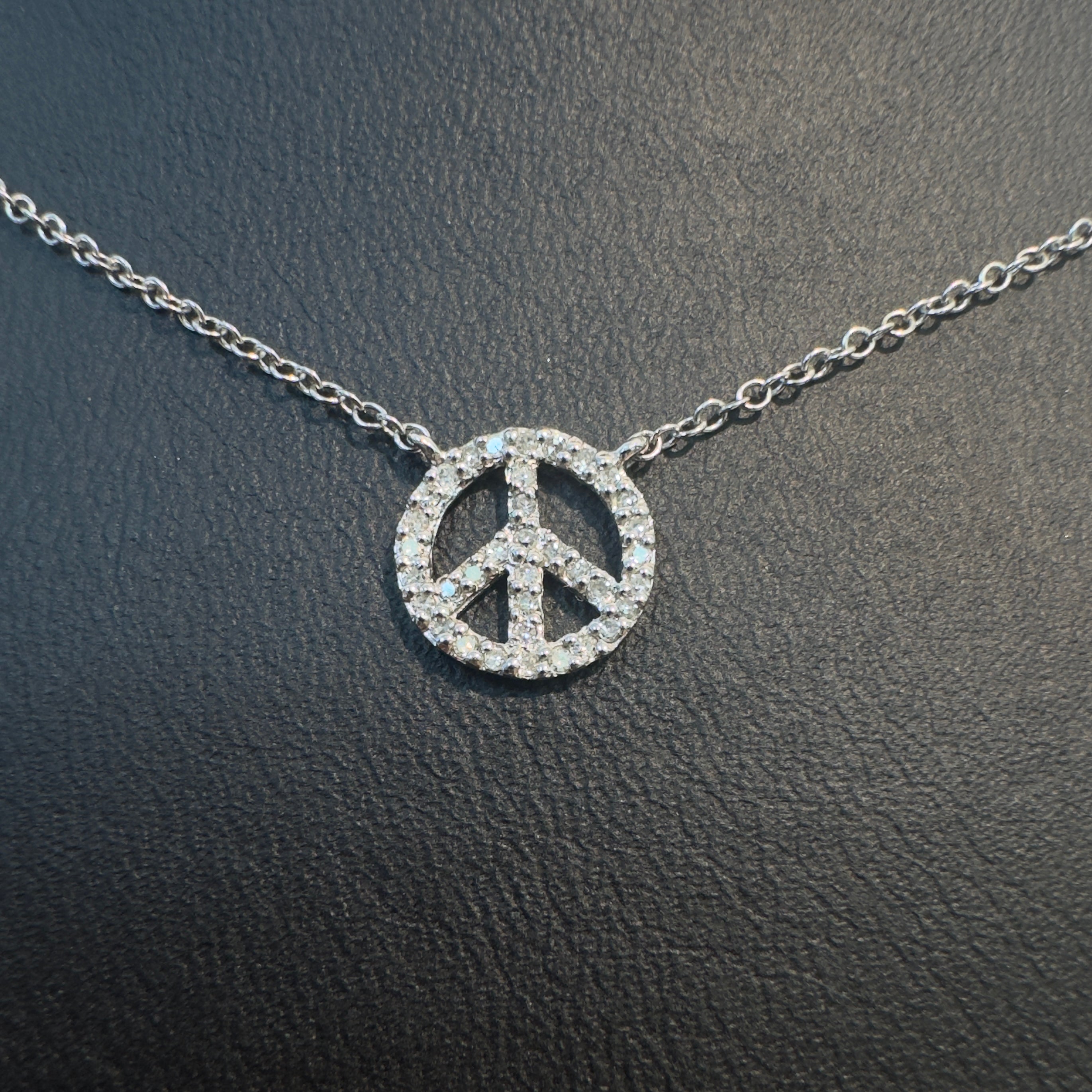 שרשרת יהלומים טבעיים 0.12 קראט בעיצוב ״Peace" צבע F ניקיון SI זהב 14K לבן מק"ט 610