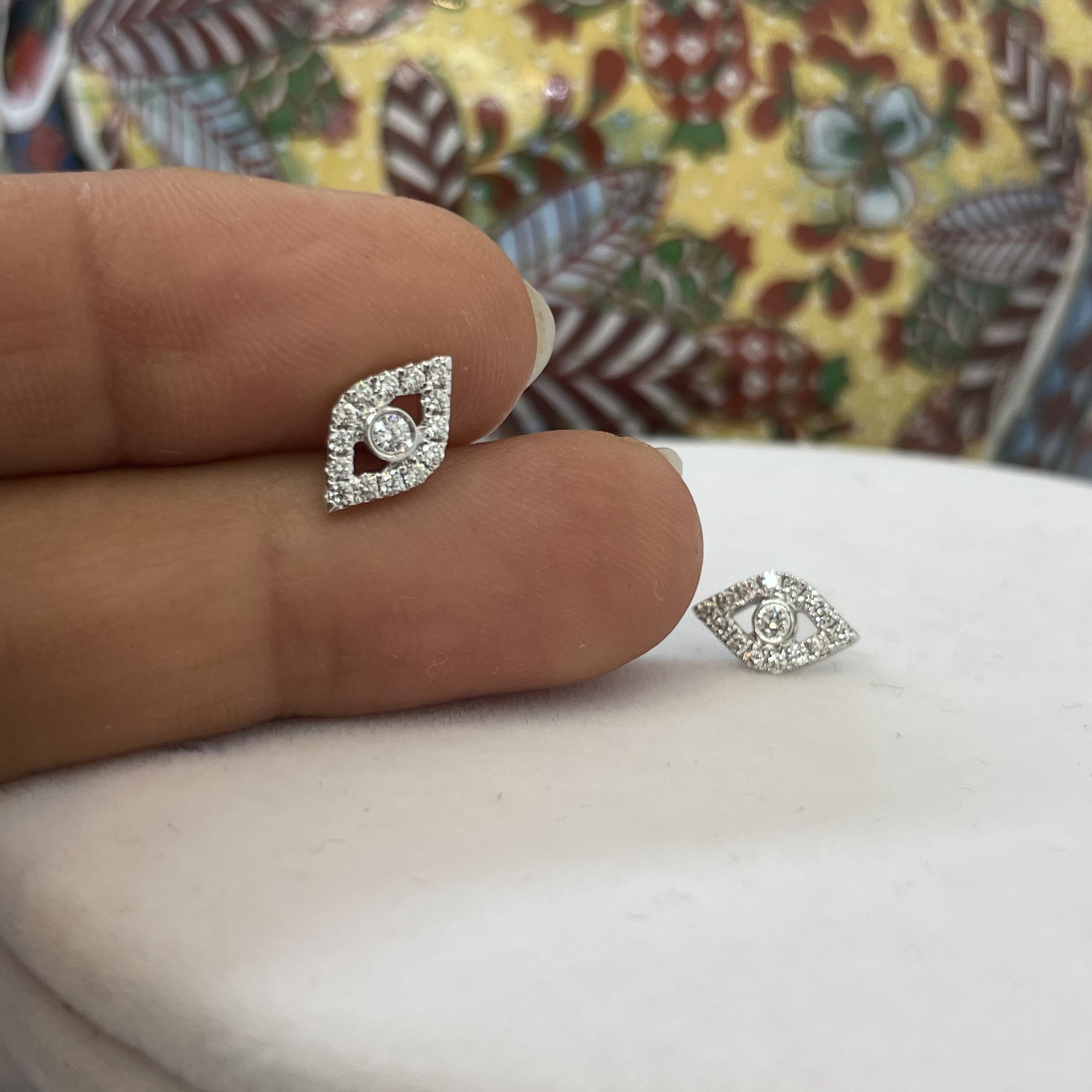 עגילי יהלומים טבעיים בעיצוב ״עין״ 0.28 קראט צבע F ניקיון VS זהב 14K לבן (מגיעים עם סוגרים) מק"ט 748