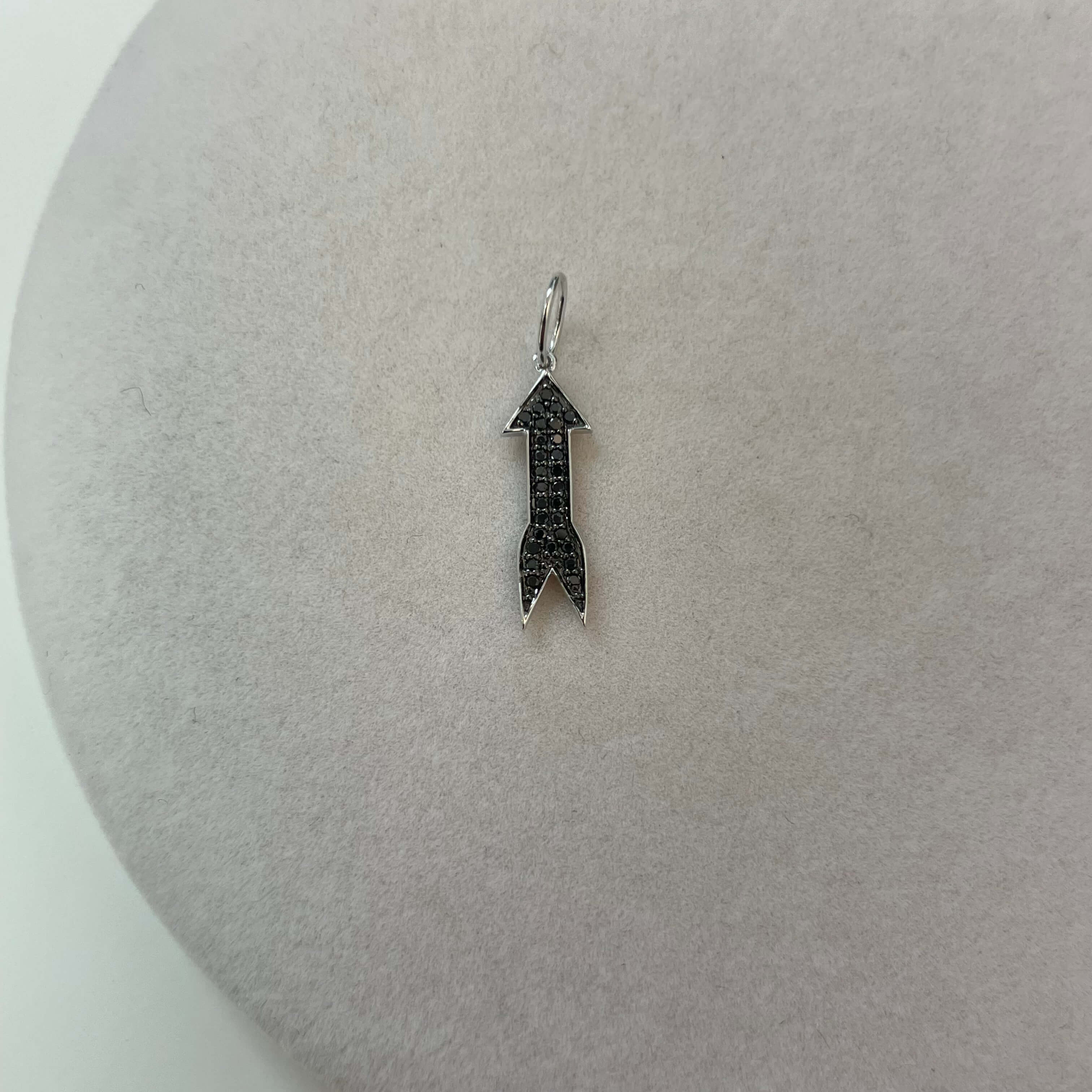 תליון חץ יהלומים שחורים טבעיים 0.05 קראט זהב 14K לבן מק״ט 715