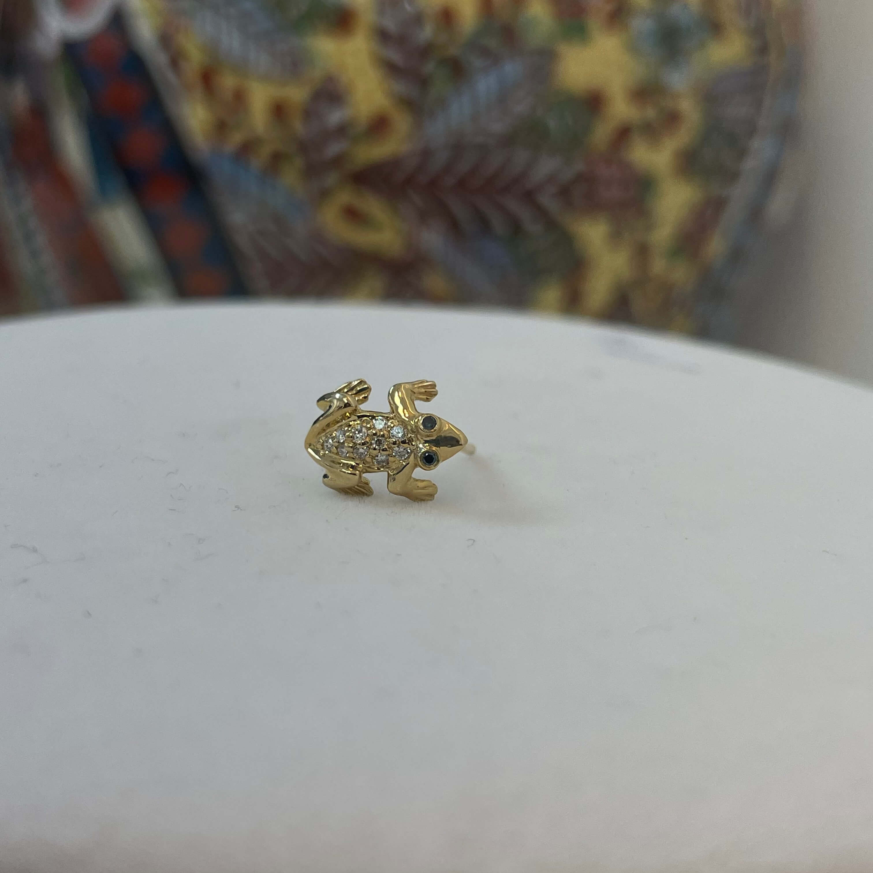 עגיל בודד בצורת צפרדע משובץ יהלומים ואבני חן טבעיים 0.05 קראט 14K צהוב (מגיע עם סוגר) מק"ט 736
