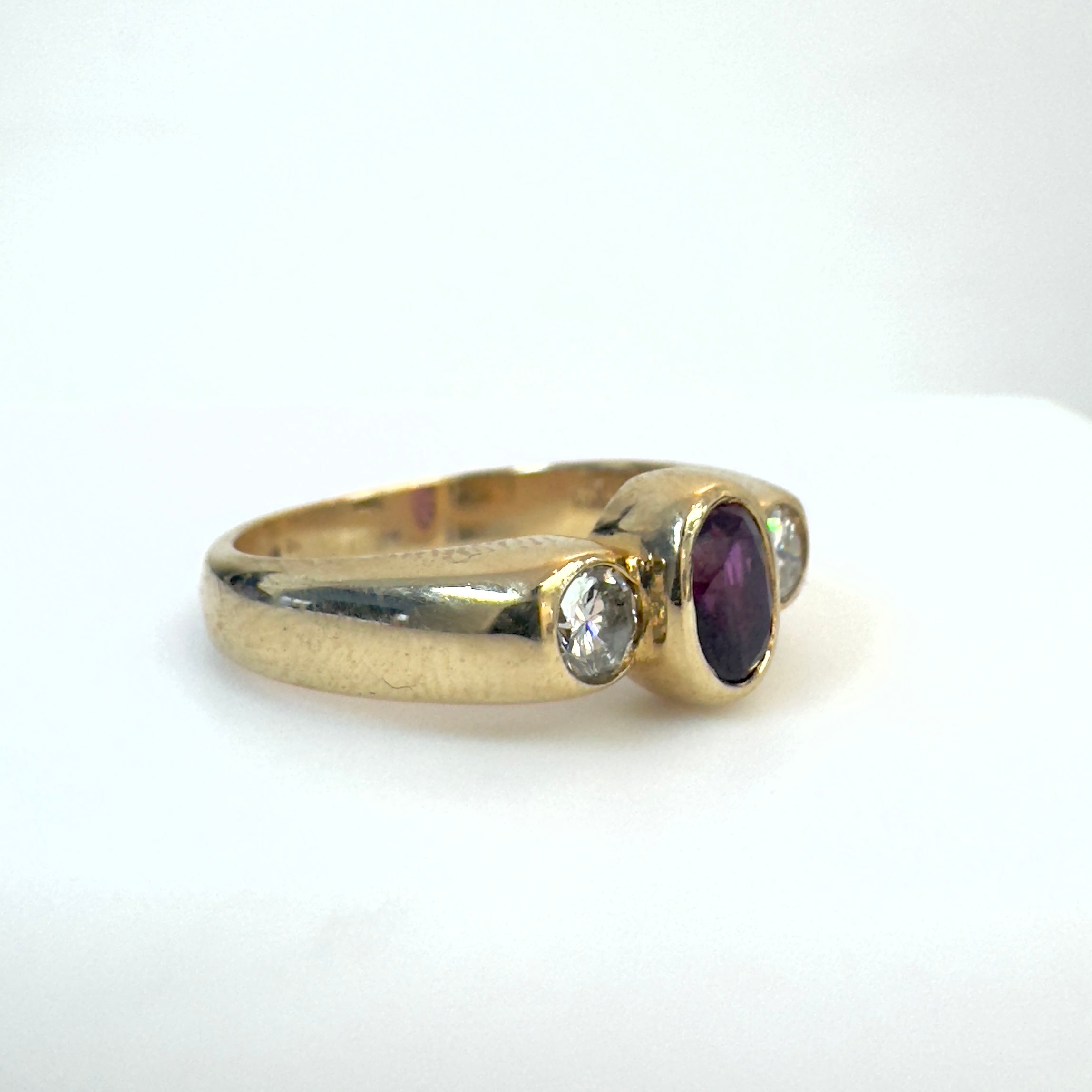 טבעת זהב משובצת אבן רובי מרכזית טבעית נקייה מאוד 0.85 קראט ויהלומים טבעיים 0.50 קראט צבע F ניקיון VS זהב 14K צהוב מק״ט 553