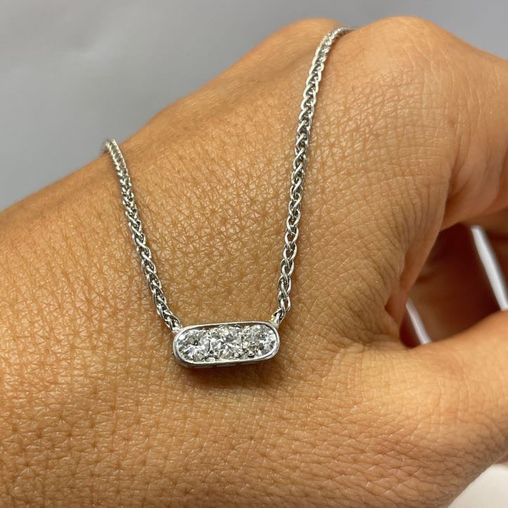 שרשרת עם תליון 3 יהלומים טבעיים 0.55 קראט צבע F ניקיון VS-SI זהב 14K לבן מק״ט 583