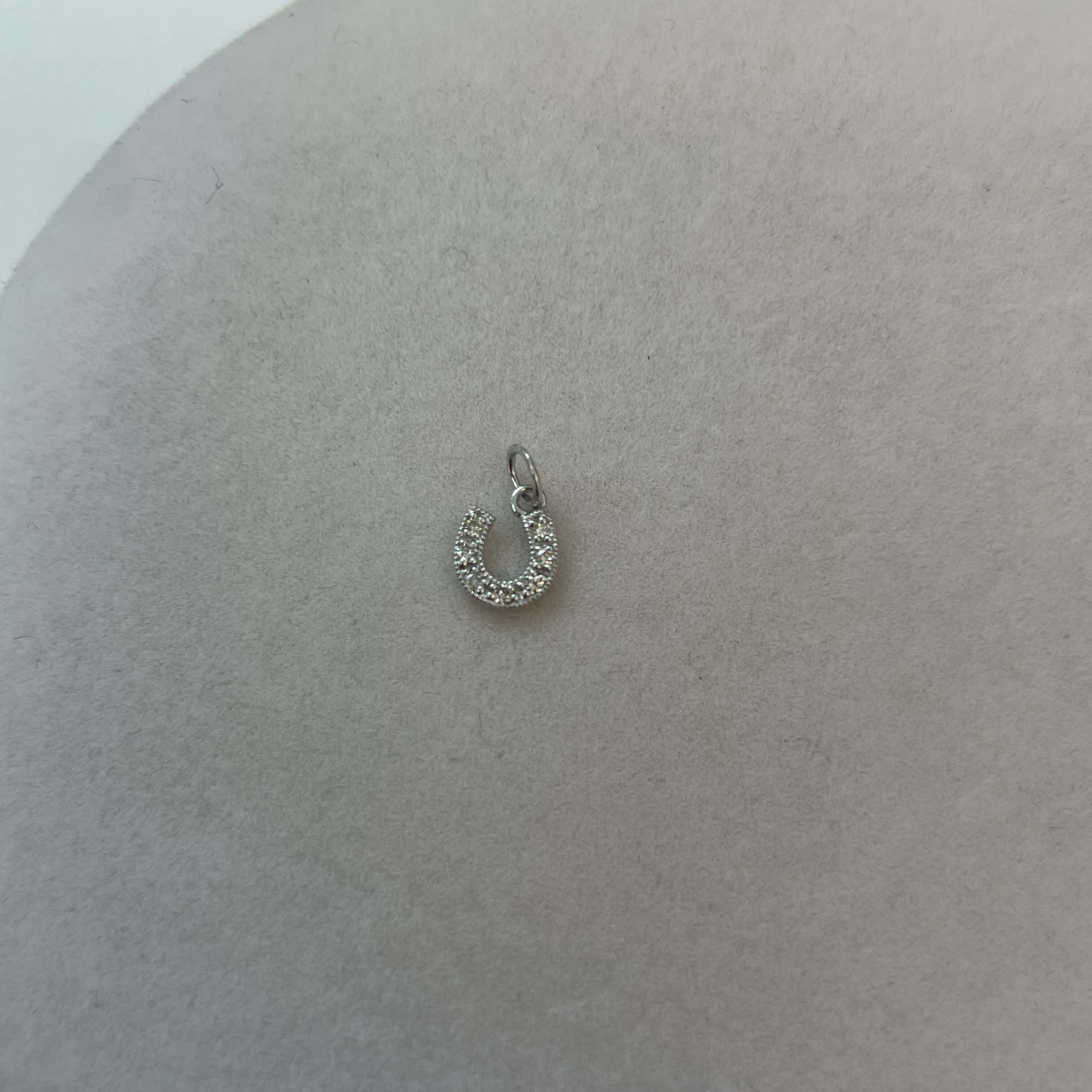 תליון פרסת סוס יהלומים טבעיים 0.07 קראט צבע F ניקיון VS-SI זהב 14K צהוב מק״ט 717