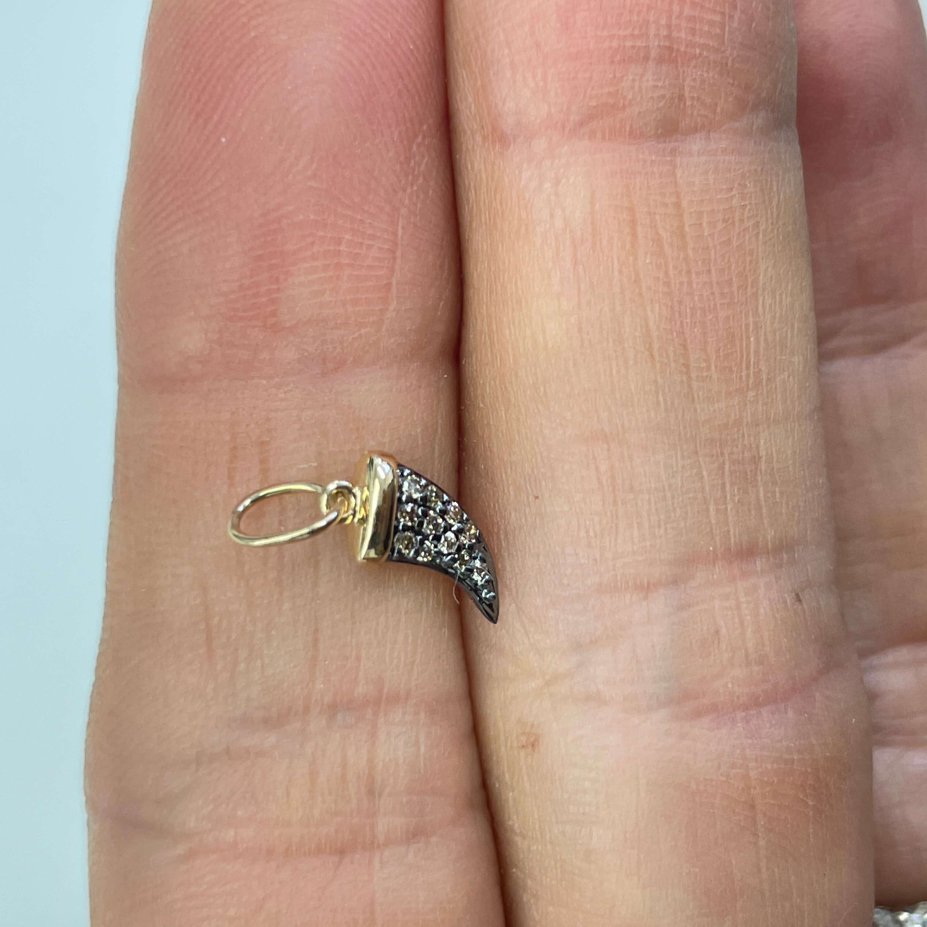 תליון בצורת שן כריש משובץ יהלומים טבעיים 0.06 קראט צבע F ניקיון VS-SI זהב 14K צהוב מק״ט 631