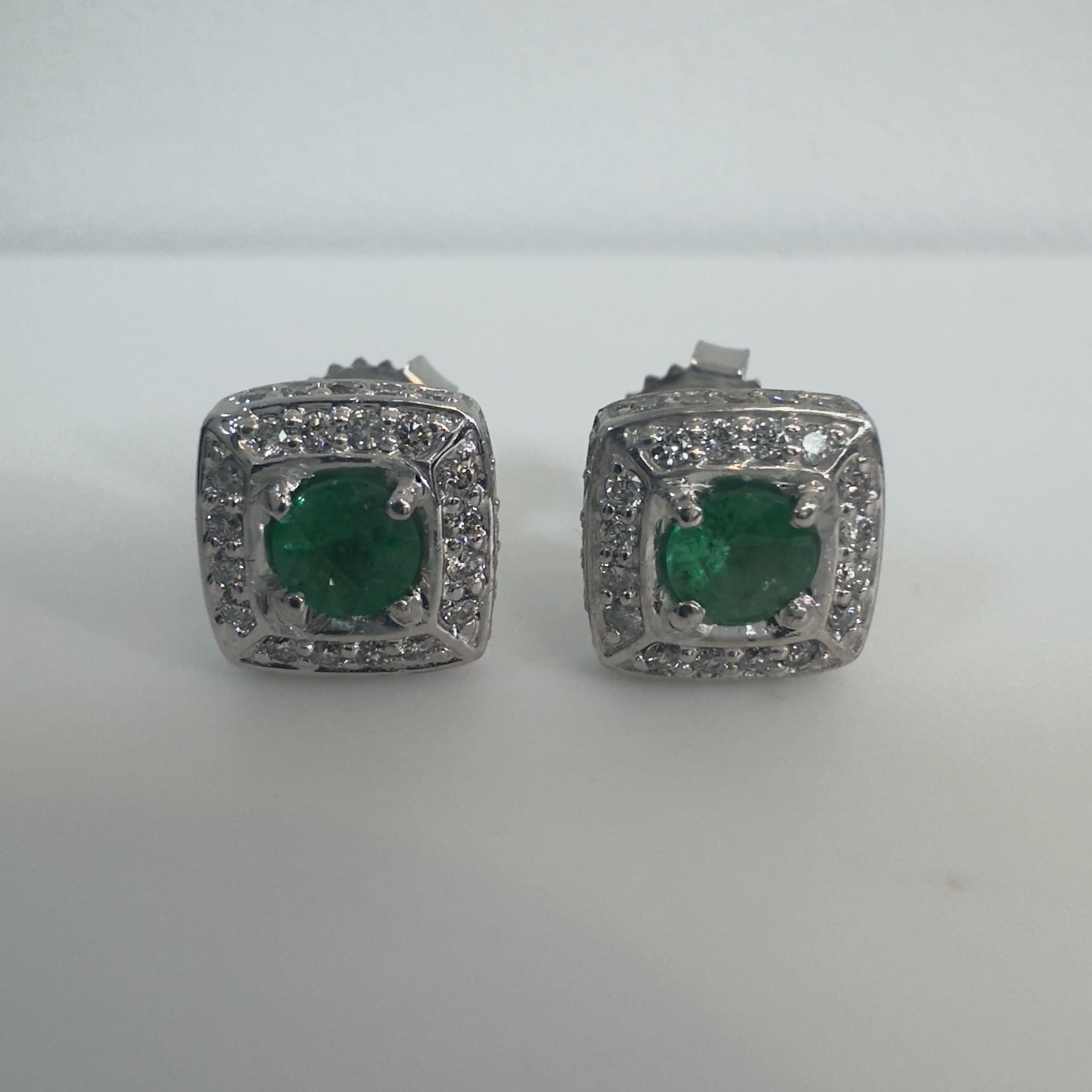 עגילי זהב 14K לבן מרובעים משובצים אמרלד טבעי 1.00 קראט ושתי שורות יהלומים טבעיים 0.65 קראט צבע F ניקיון VS מק״ט E-2227