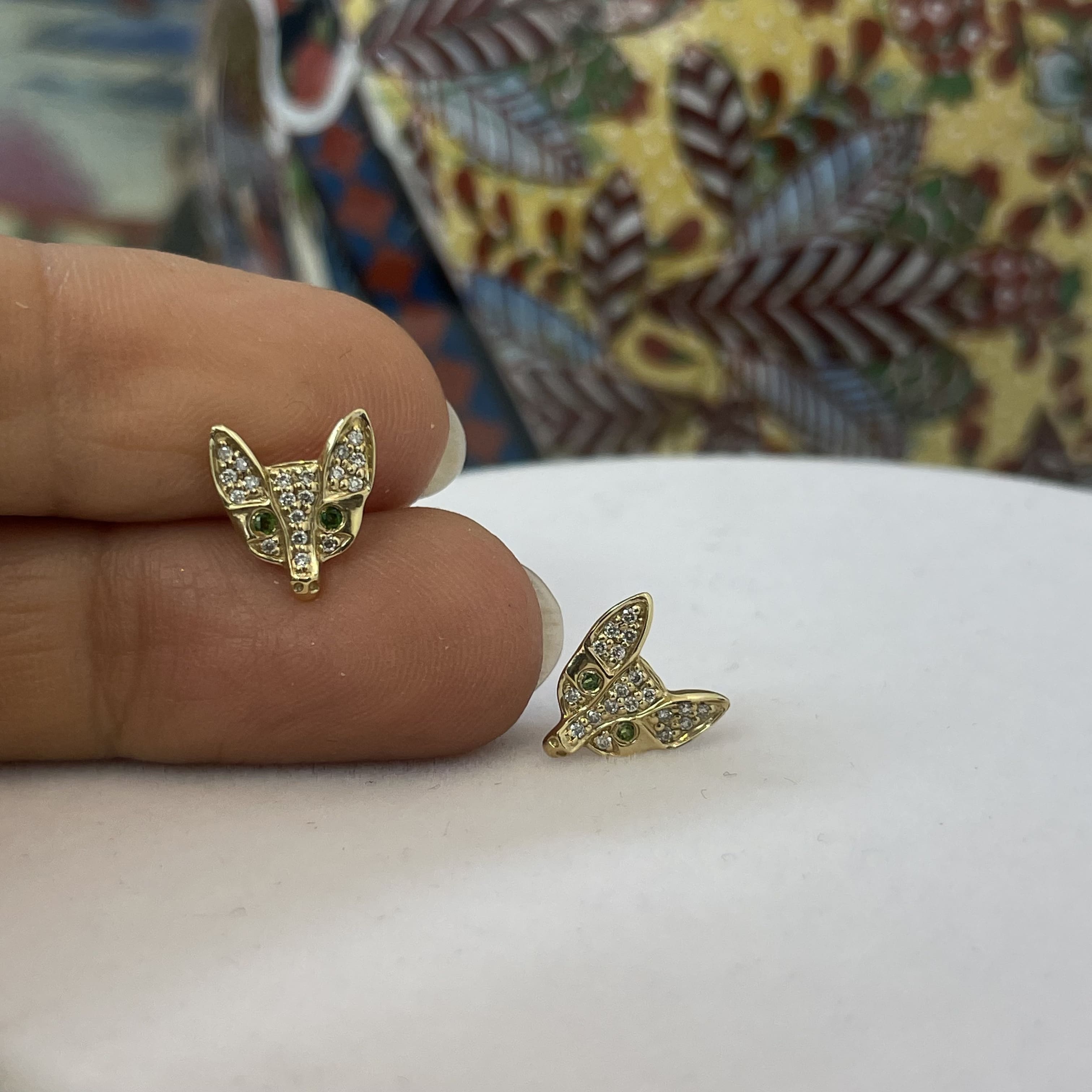 עגילים ״חתול״ משובצים יהלומים ואבני חן טבעיים 0.19 קראט יהלומים צבע F ניקיון VS-SI זהב 14K צהוב (מגיעים עם סוגרים) מק"ט 769