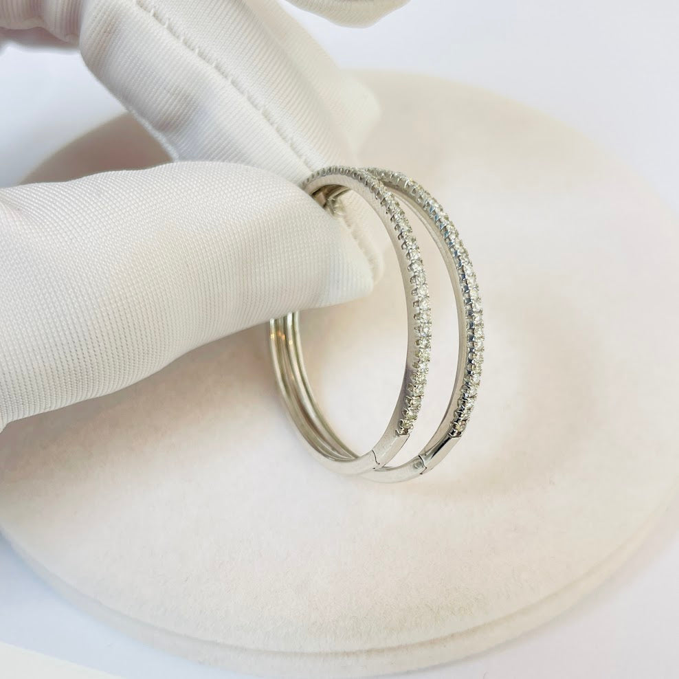 עגילי חישוק זהב לבן 14K משובצים 0.55 קראט יהלומים טבעיים צבע F  נקיון VS מק"ט 2197