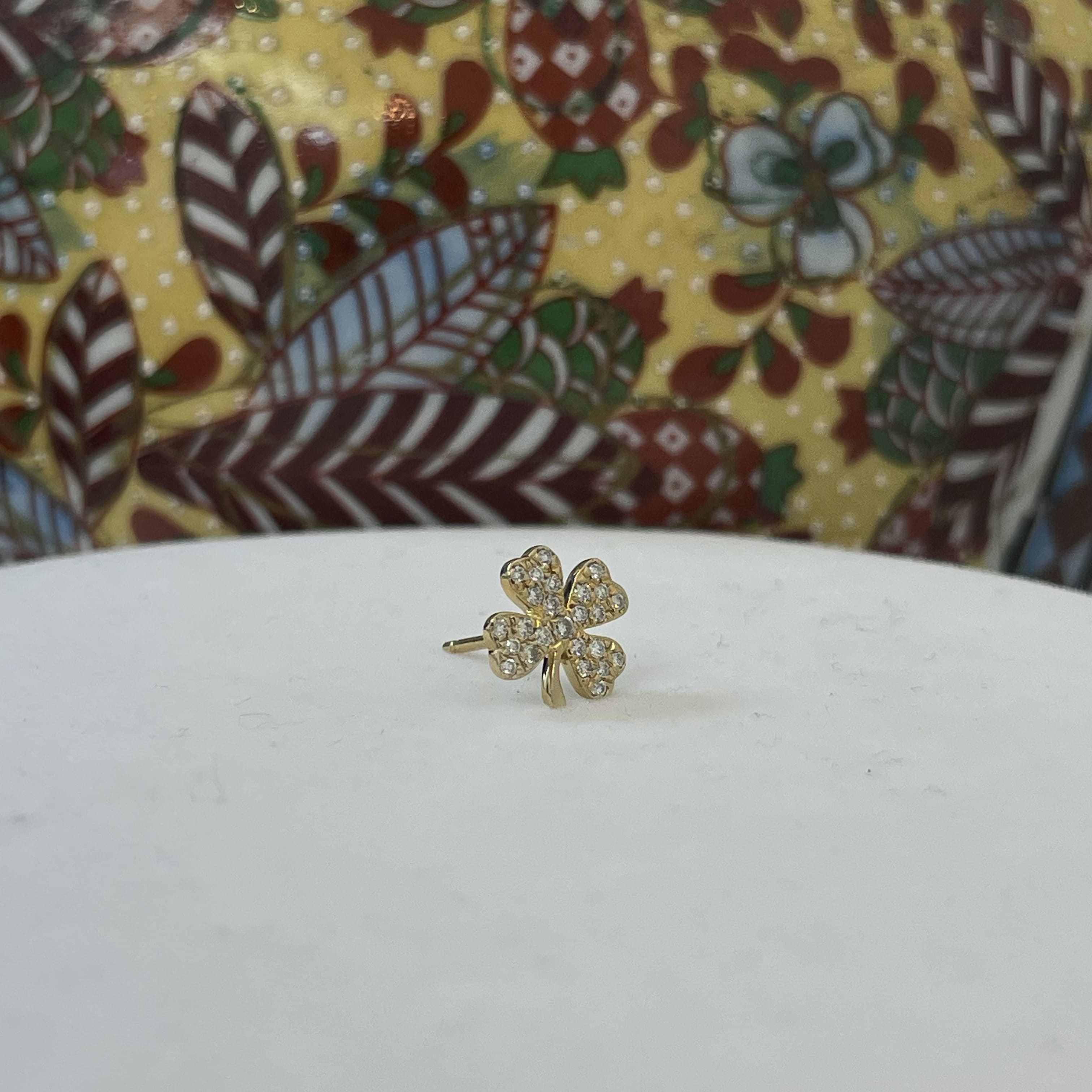 עגיל בודד בצורת תלתן משובץ יהלומים טבעיים 0.12 קראט 14K צהוב (מגיע עם סוגר) מק"ט 744