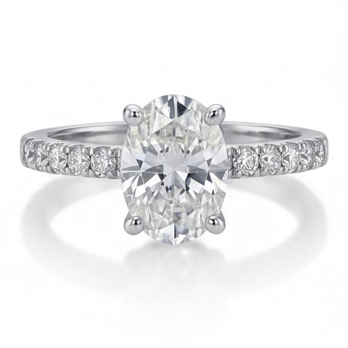 טבעת זהב 14K לבן יהלום אובל טבעי ושיבוצים בצדדים 1.16 קראט מק״ט 1024