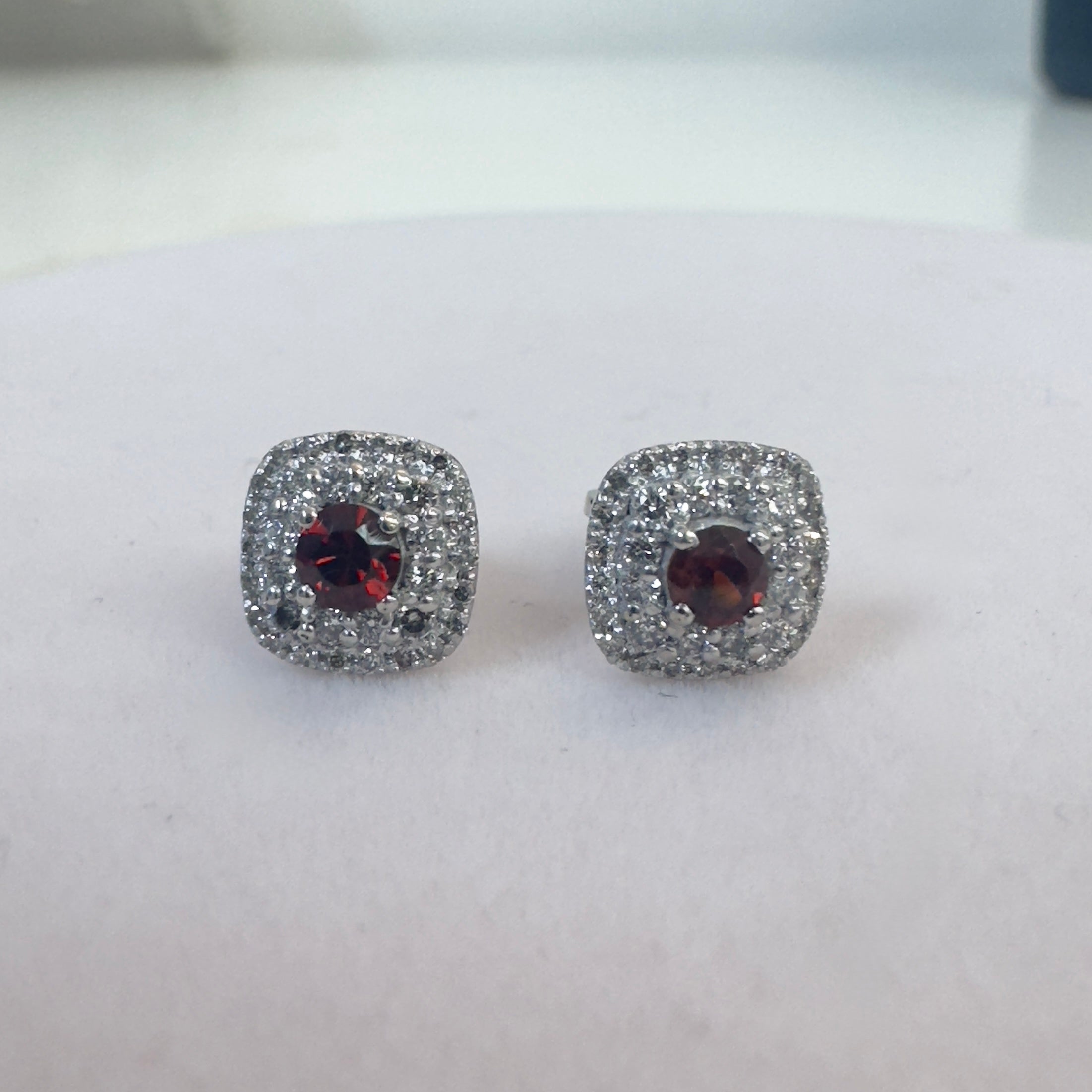 עגילי זהב 18K לבן משובצים 0.50 קראט אבני גרנט מרכזיות טבעיות בשיבוץ היילו כפול יהלומים טבעיים 0.40 קראט צבע F ניקיון VS מק״ט 504