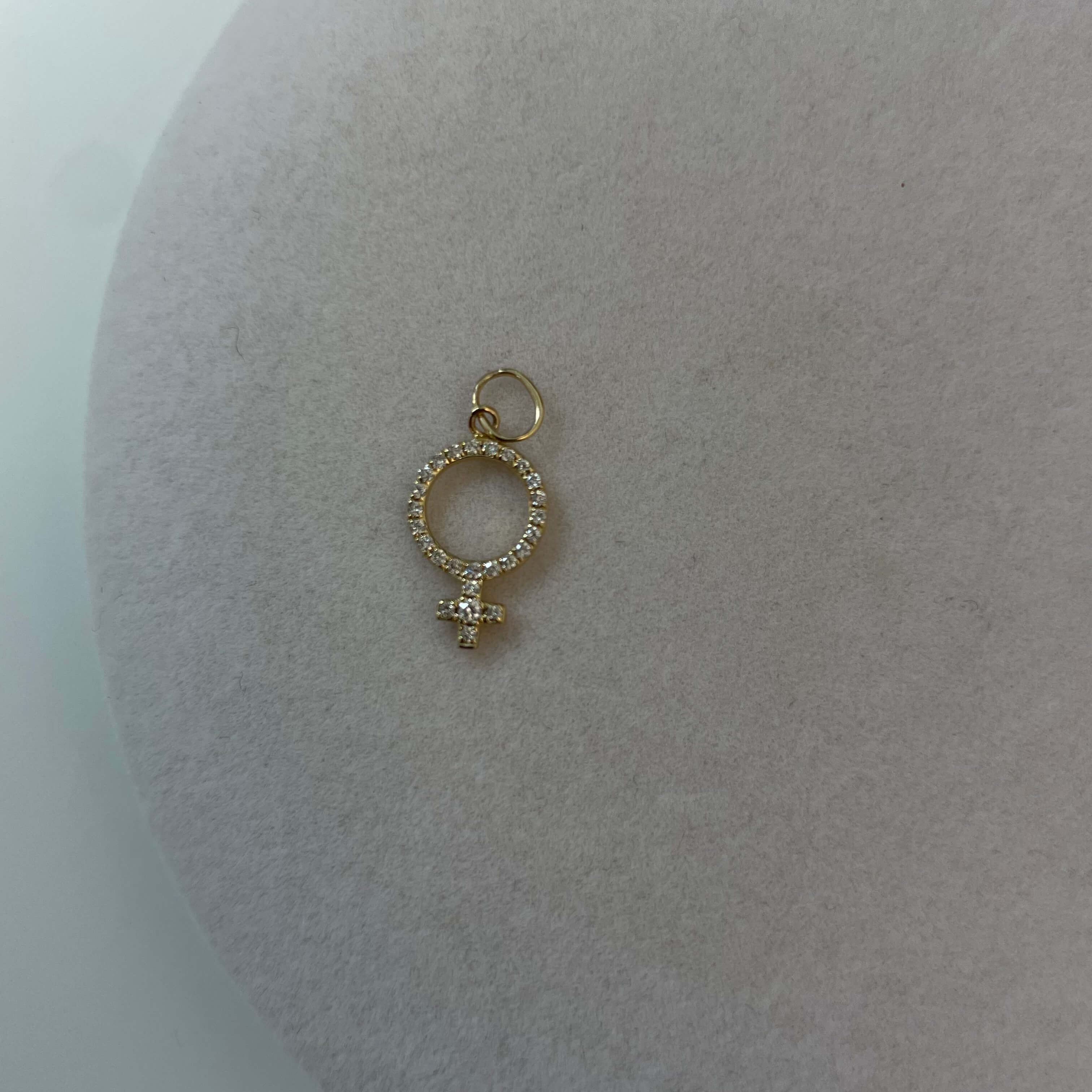 תליון יהלומים טבעיים בצורת סמל אישה 0.09 קראט צבע F ניקיון VS-SI זהב צהוב 14K מק״ט 712