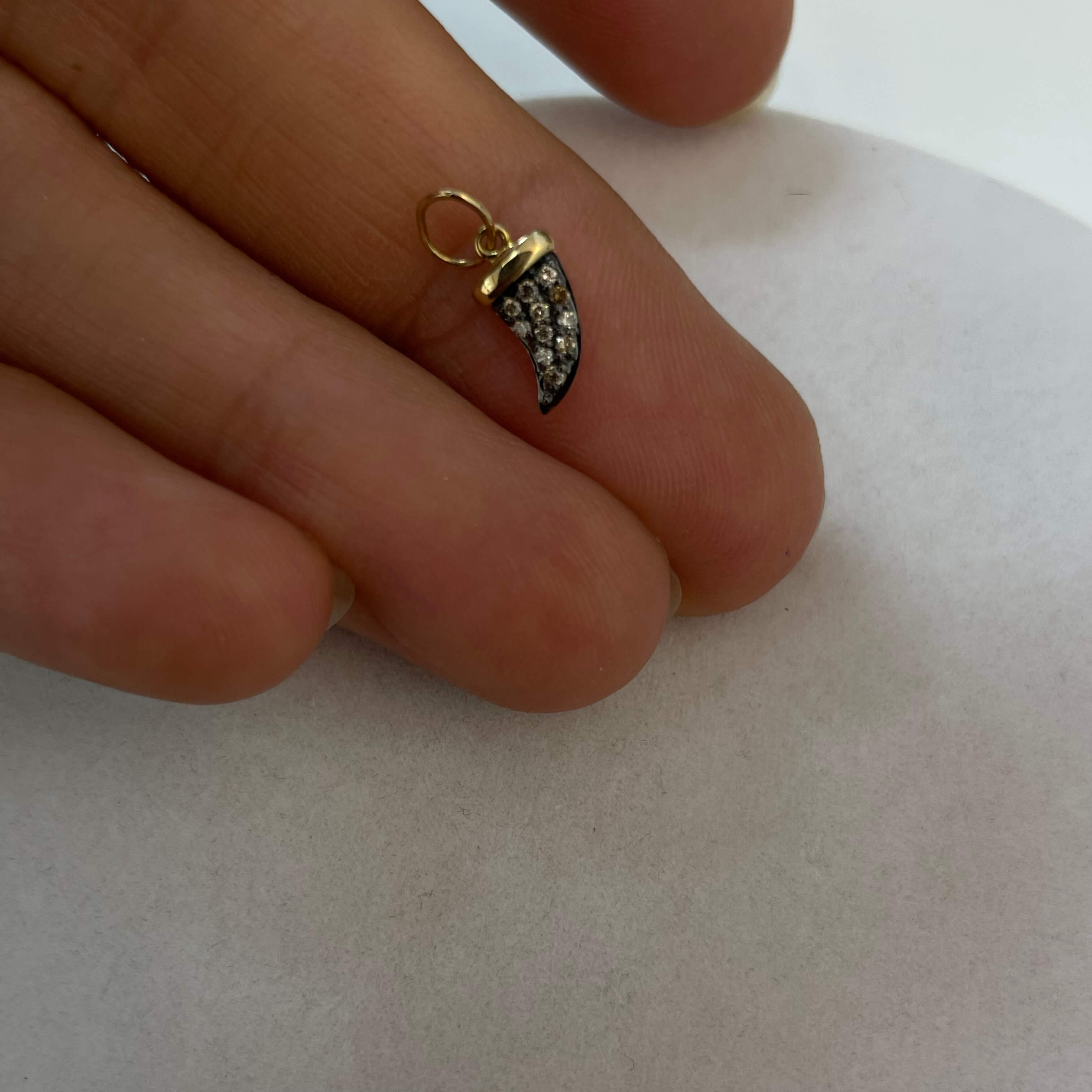 תליון בצורת שן כריש משובץ יהלומים טבעיים 0.05 קראט צבע F ניקיון VS-SI זהב 14K צהוב מק״ט 704