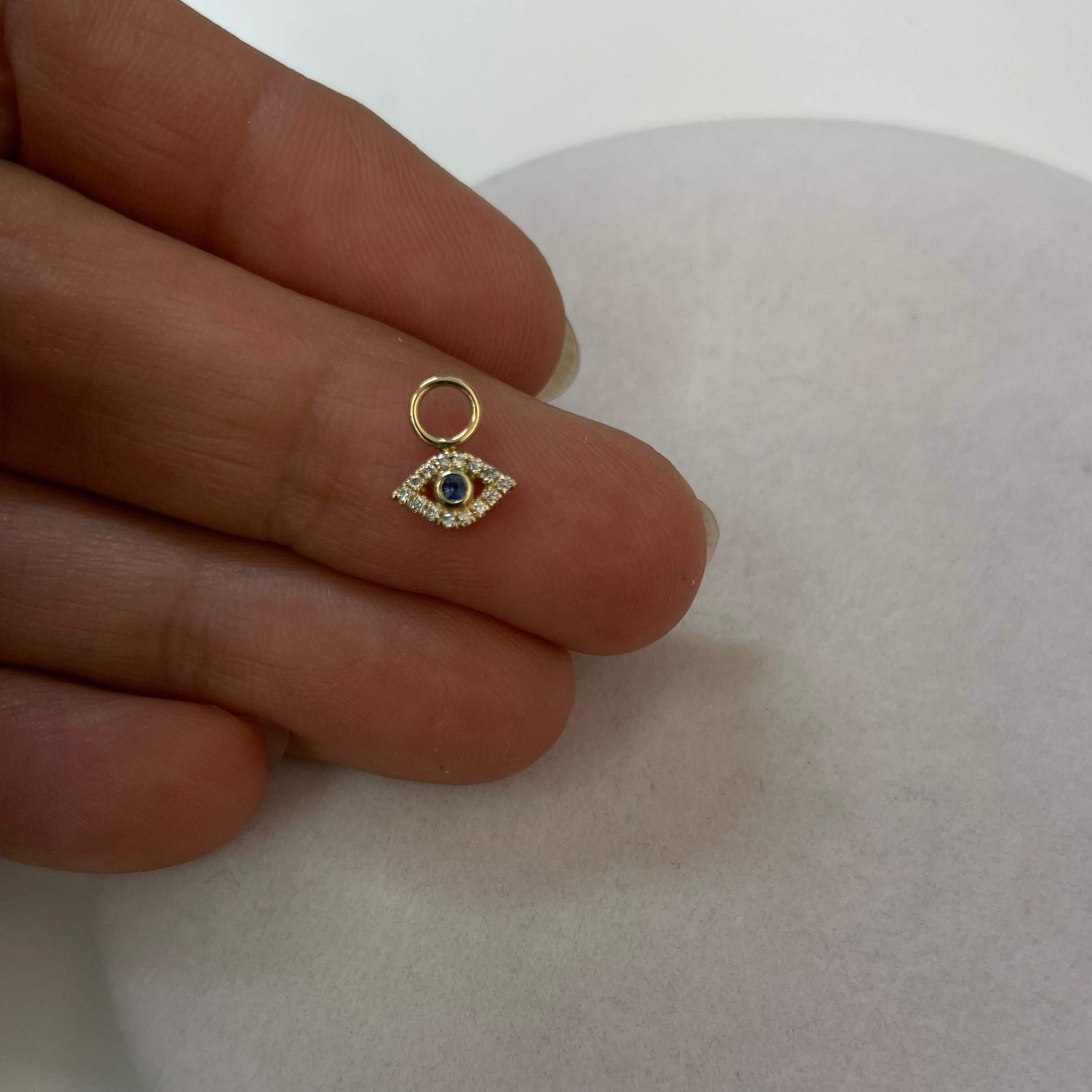 תליון יהלומים ואבן ספיר טבעיים בצורת עין 0.12 קראט יהלומים צבע F ניקיון VS זהב צהוב 14K מק״ט 722