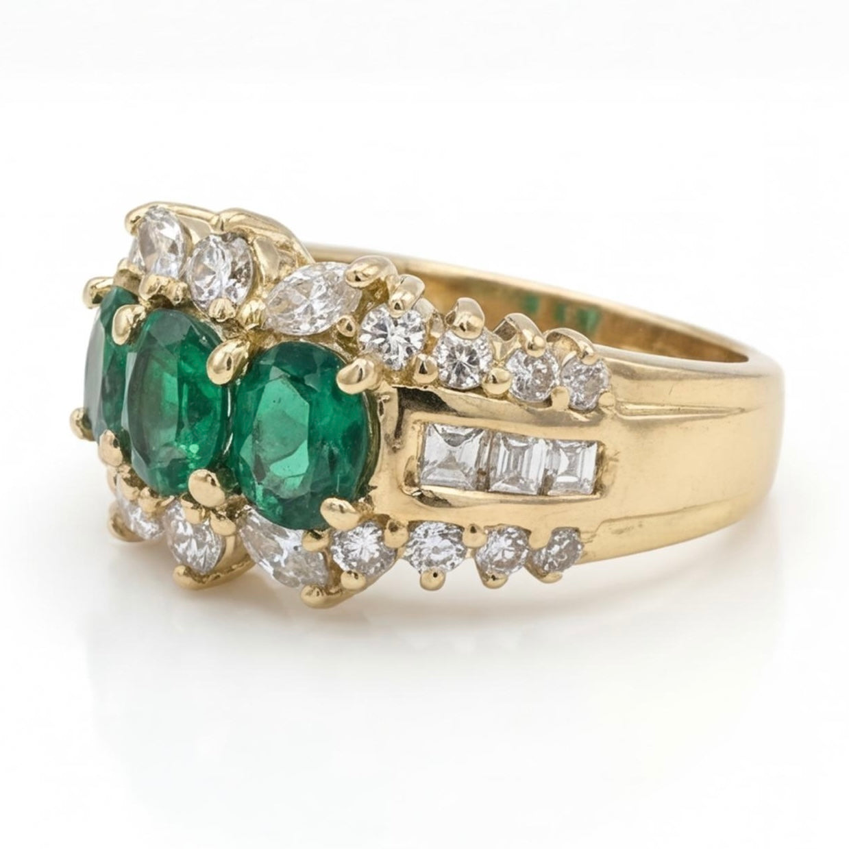 טבעת זהב 14K צהוב 3 אבנים ירוקות ויהלומים 1.30 קראט מק״ט 945